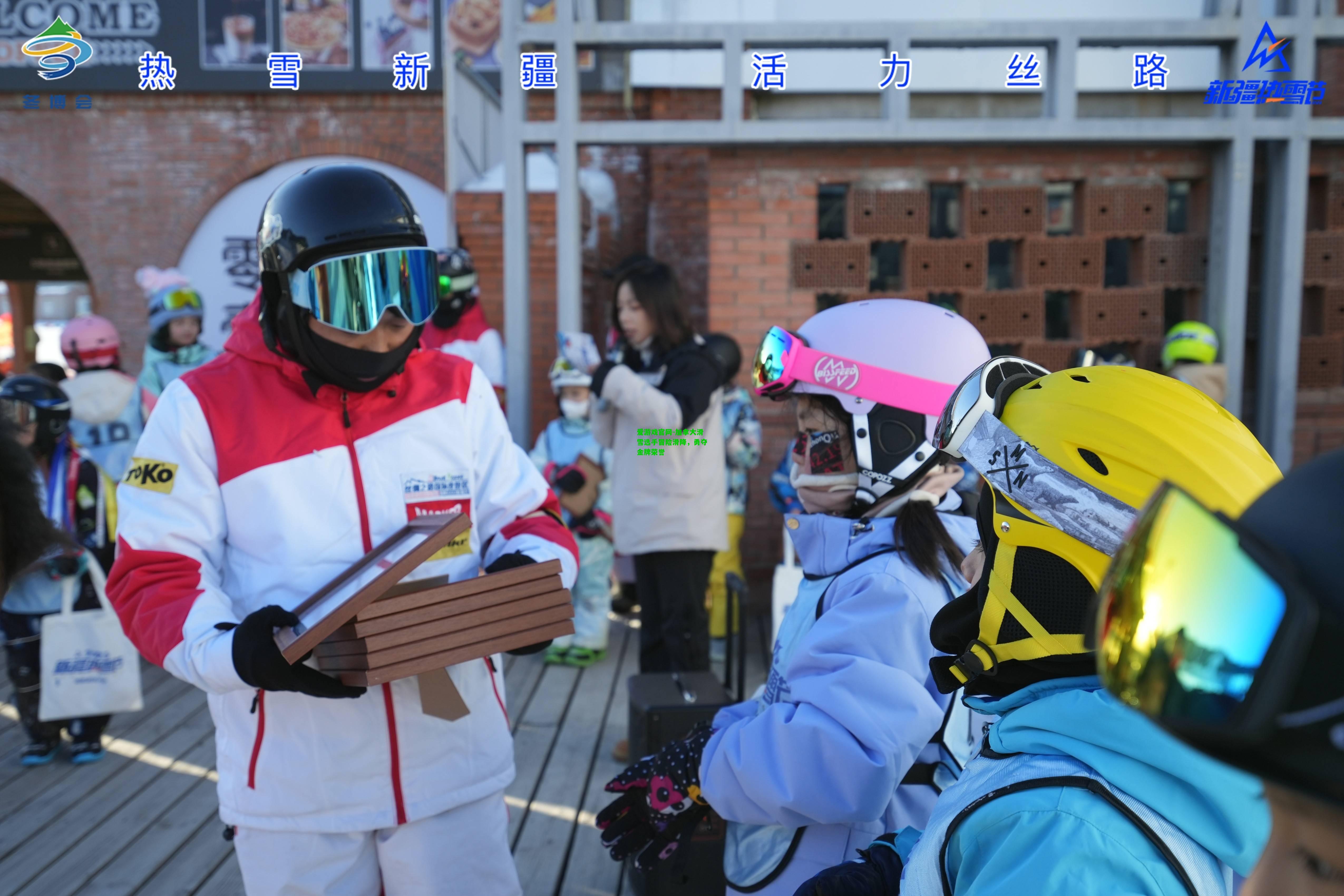 加拿大滑雪选手冒险滑降，勇夺金牌荣誉